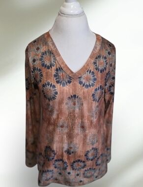 🔷️ Rust Floral, Geometric  V-Neck Long Sleeve Top with Navy Accents (NWOT)